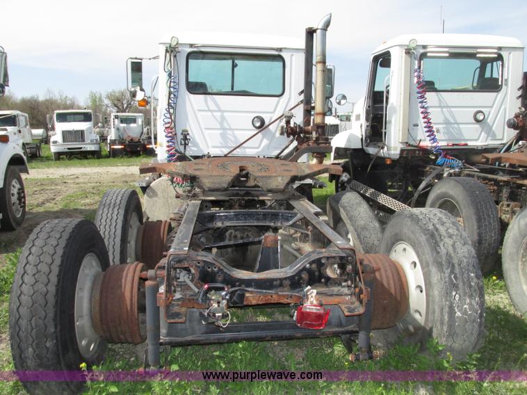 image for item F7370 2001 Mack CH613 semi truck