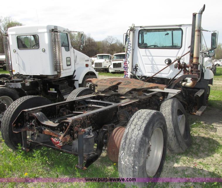 image for item F7370 2001 Mack CH613 semi truck