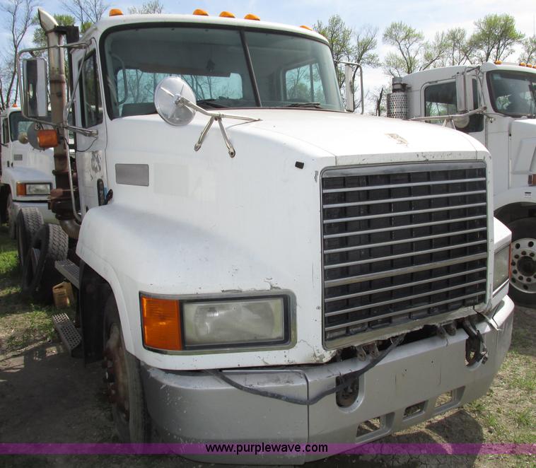 image for item F7370 2001 Mack CH613 semi truck