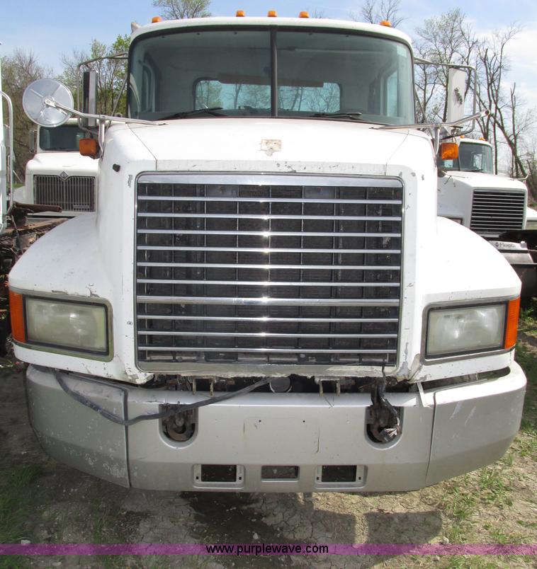 image for item F7370 2001 Mack CH613 semi truck