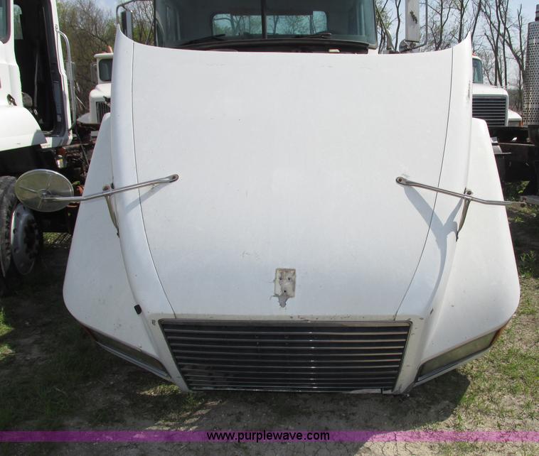 image for item F7370 2001 Mack CH613 semi truck