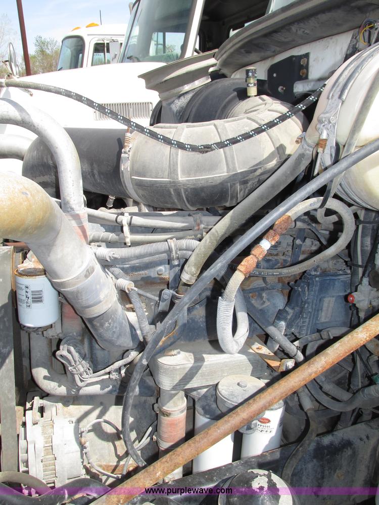 image for item F7370 2001 Mack CH613 semi truck