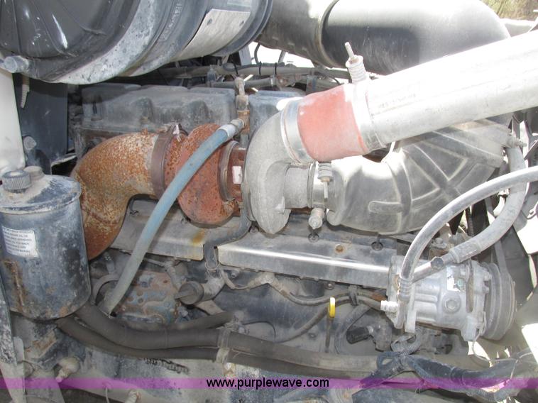 image for item F7370 2001 Mack CH613 semi truck