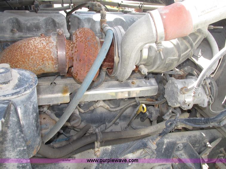 image for item F7370 2001 Mack CH613 semi truck