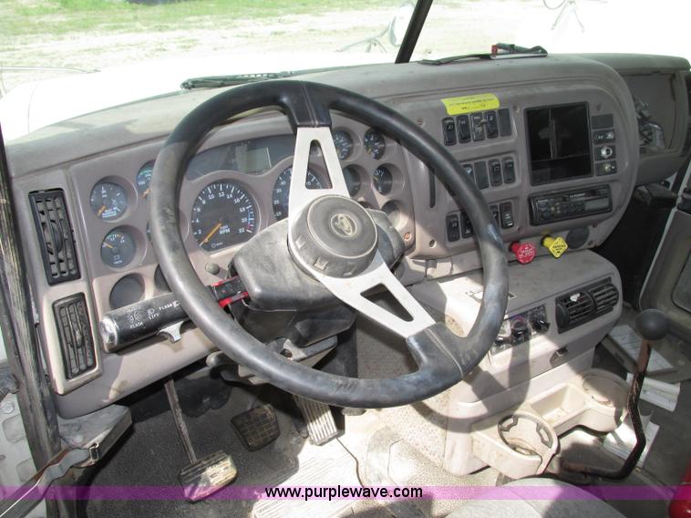 image for item F7370 2001 Mack CH613 semi truck