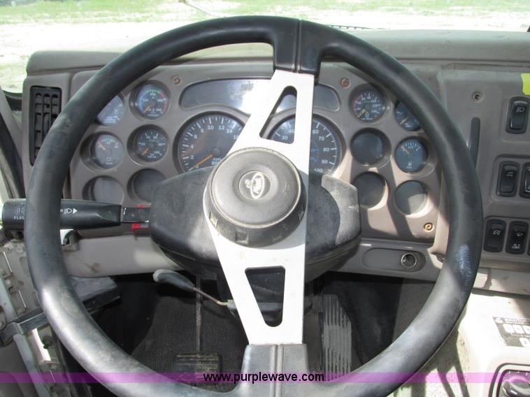 image for item F7370 2001 Mack CH613 semi truck