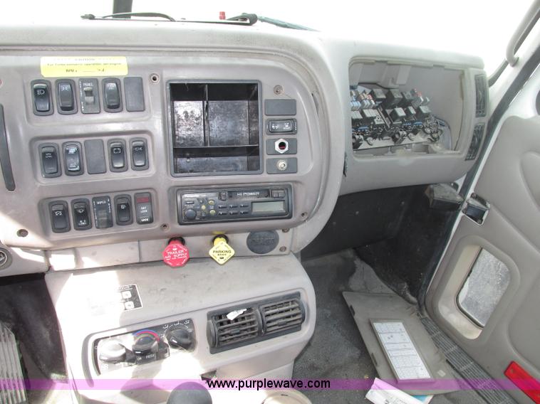 image for item F7370 2001 Mack CH613 semi truck