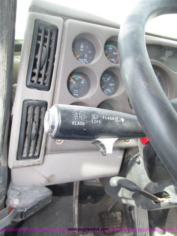 image for item F7370 2001 Mack CH613 semi truck