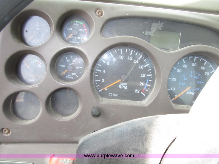 image for item F7370 2001 Mack CH613 semi truck