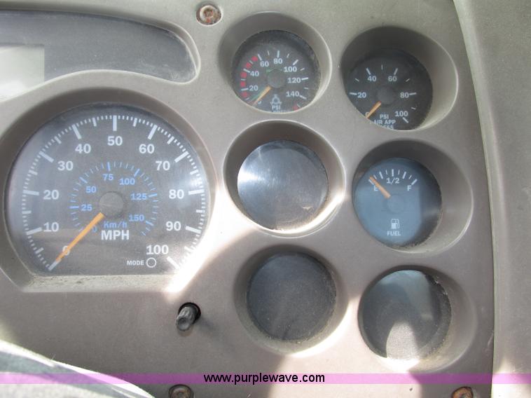 image for item F7370 2001 Mack CH613 semi truck