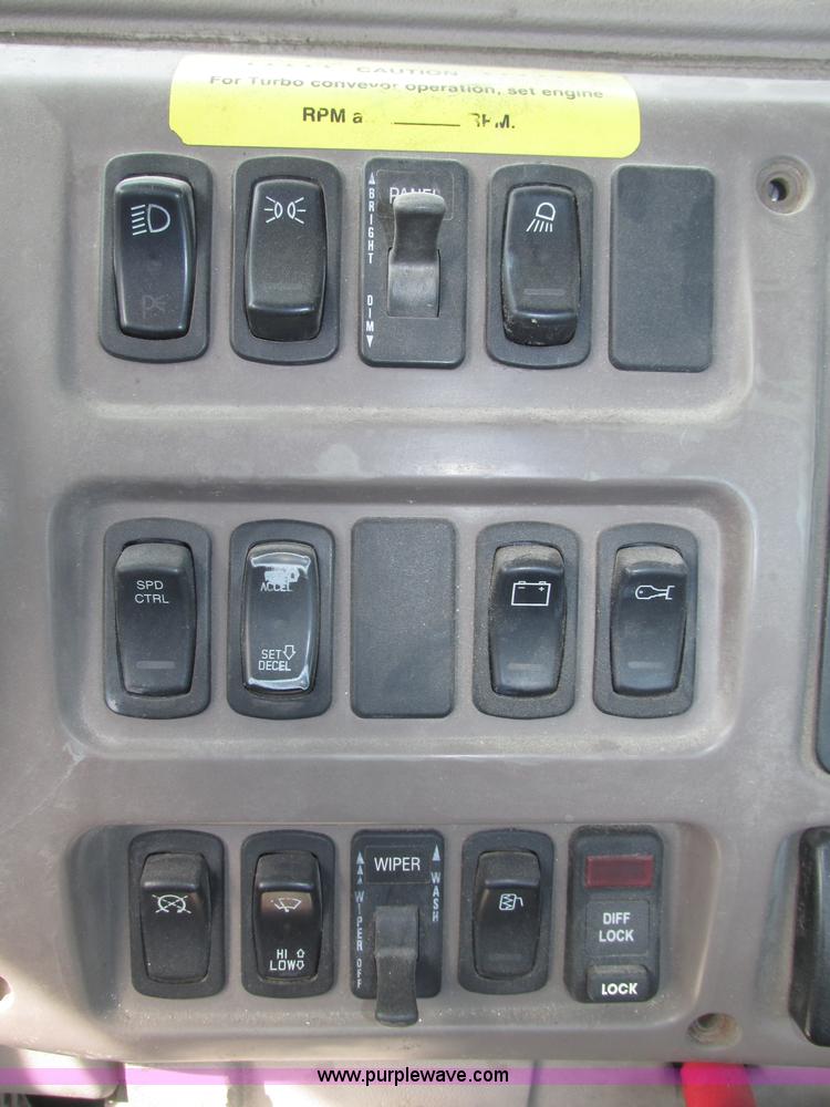 image for item F7370 2001 Mack CH613 semi truck