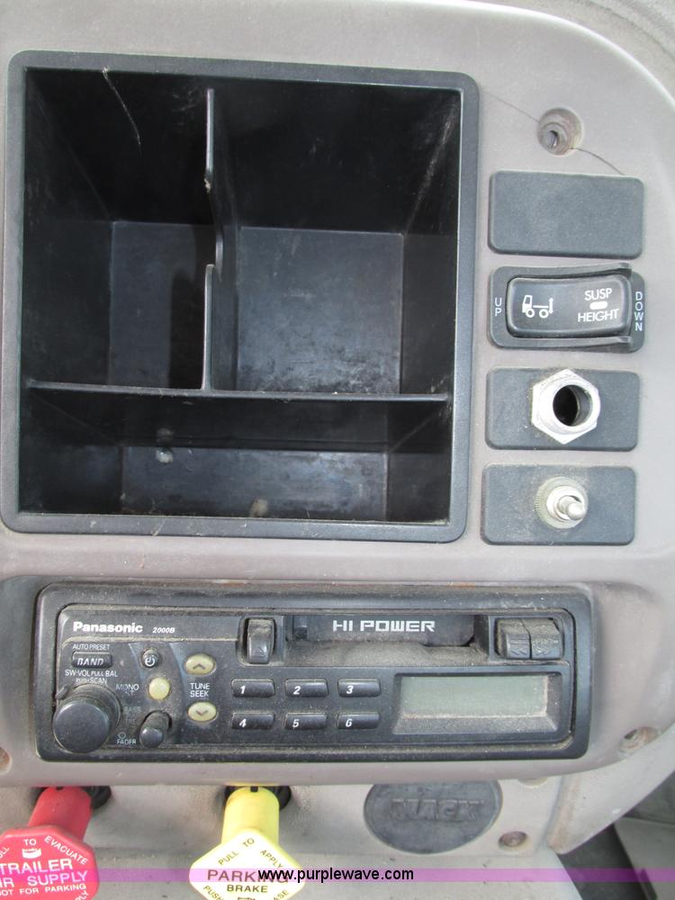 image for item F7370 2001 Mack CH613 semi truck