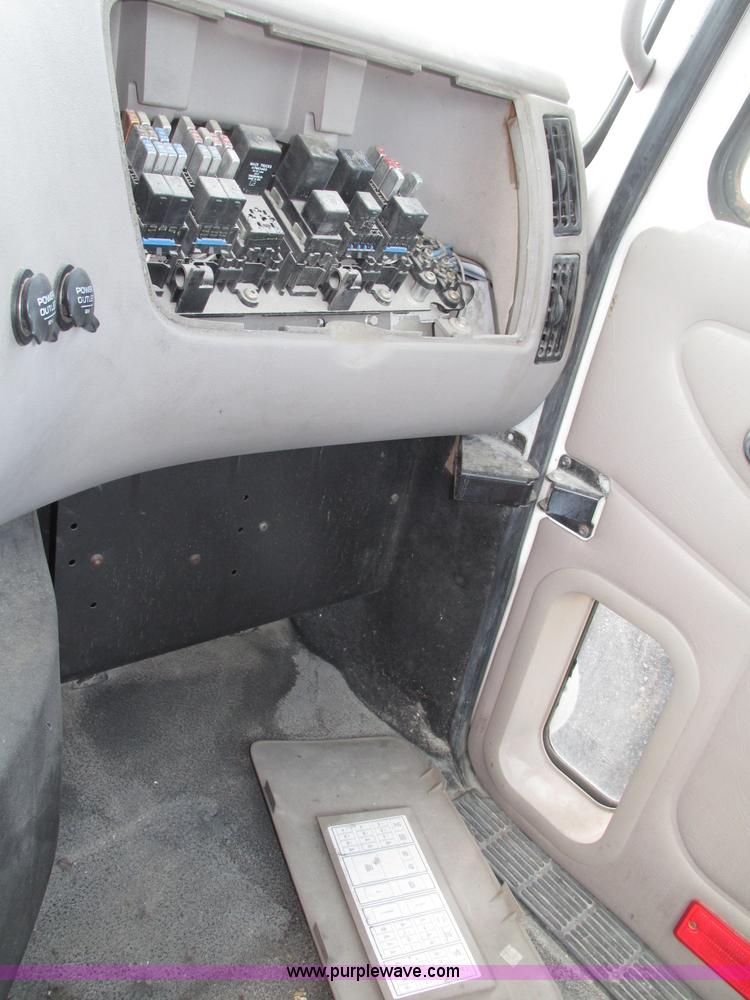 image for item F7370 2001 Mack CH613 semi truck