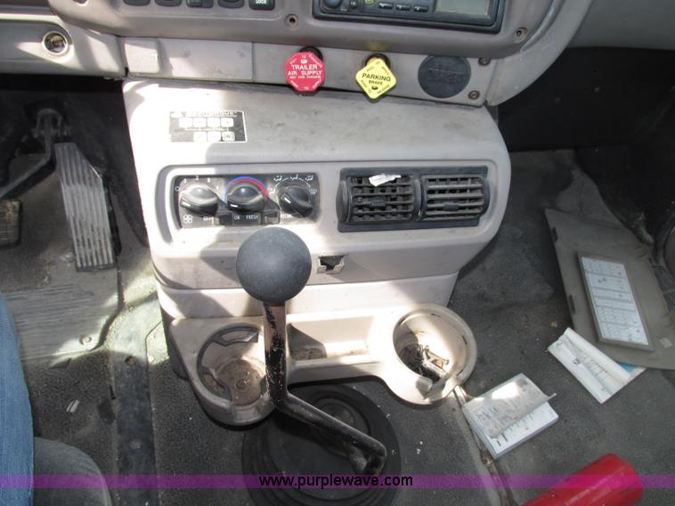 image for item F7370 2001 Mack CH613 semi truck