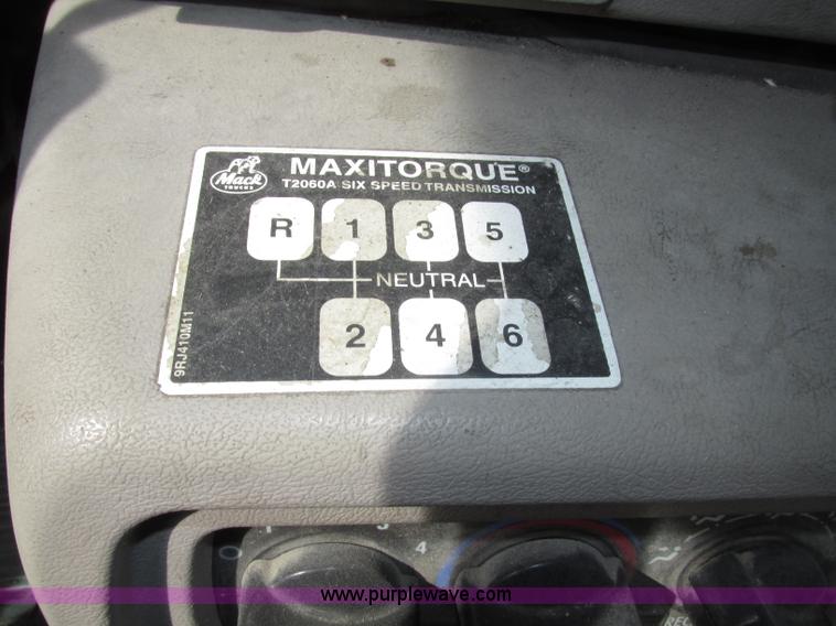 image for item F7370 2001 Mack CH613 semi truck