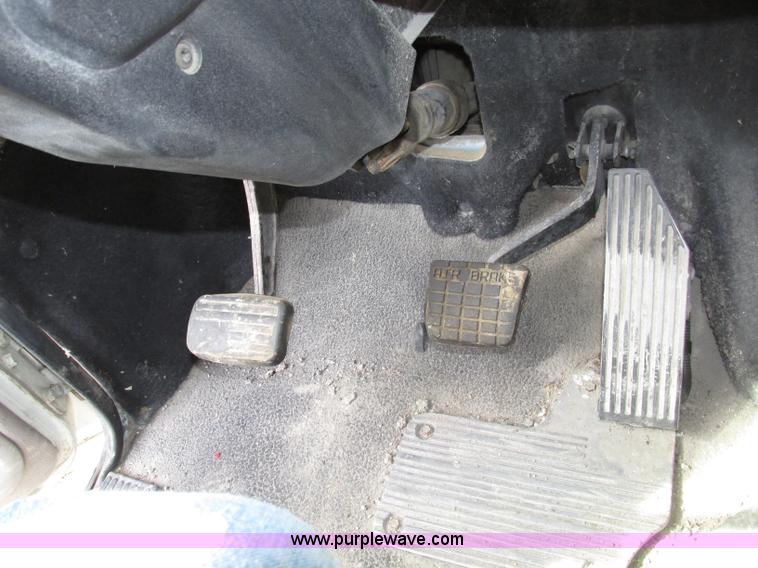 image for item F7370 2001 Mack CH613 semi truck