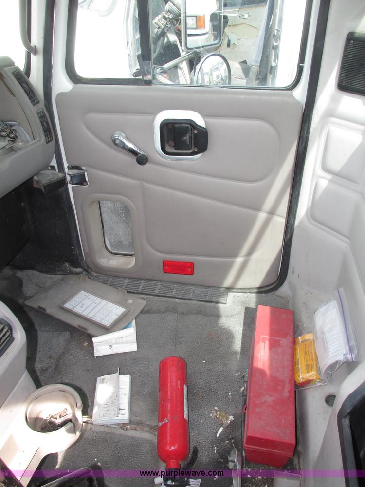 image for item F7370 2001 Mack CH613 semi truck