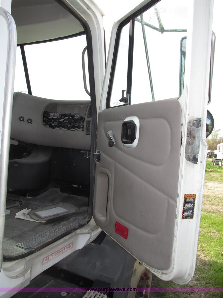 image for item F7370 2001 Mack CH613 semi truck