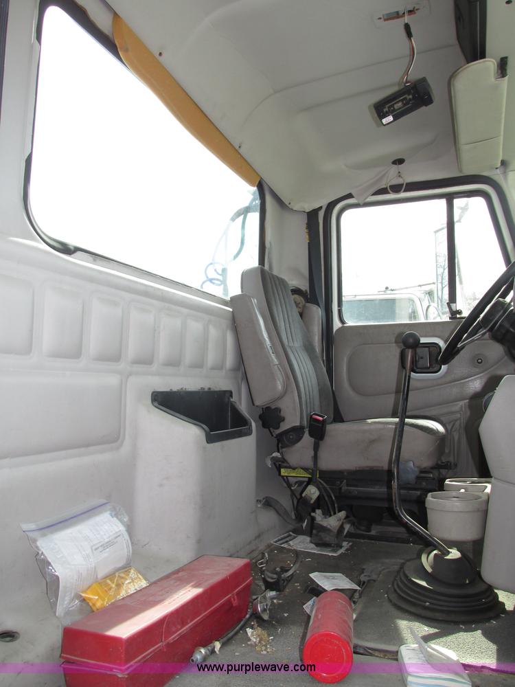 image for item F7370 2001 Mack CH613 semi truck