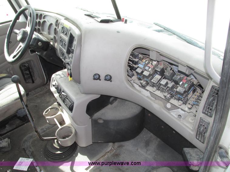 image for item F7370 2001 Mack CH613 semi truck