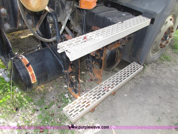 image for item F7370 2001 Mack CH613 semi truck