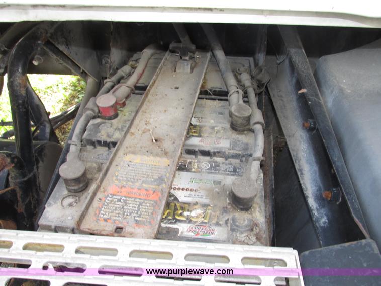 image for item F7370 2001 Mack CH613 semi truck