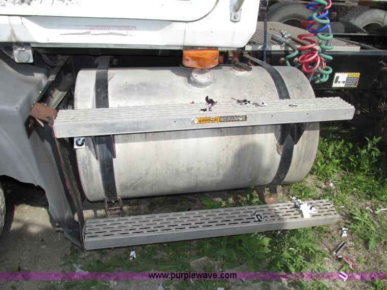 image for item F7370 2001 Mack CH613 semi truck