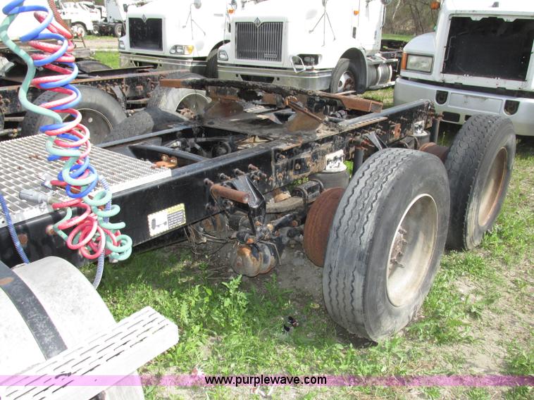 image for item F7370 2001 Mack CH613 semi truck