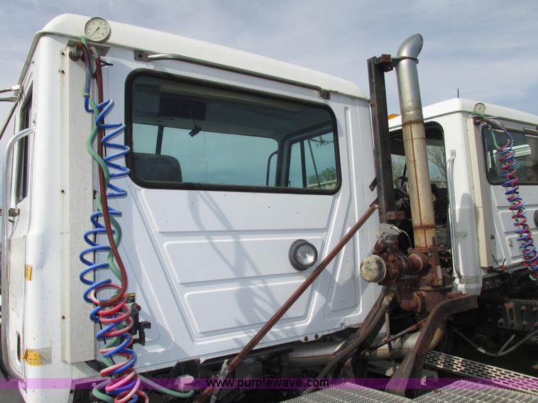 image for item F7370 2001 Mack CH613 semi truck