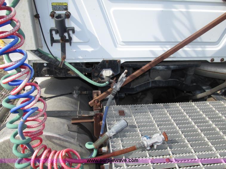 image for item F7370 2001 Mack CH613 semi truck