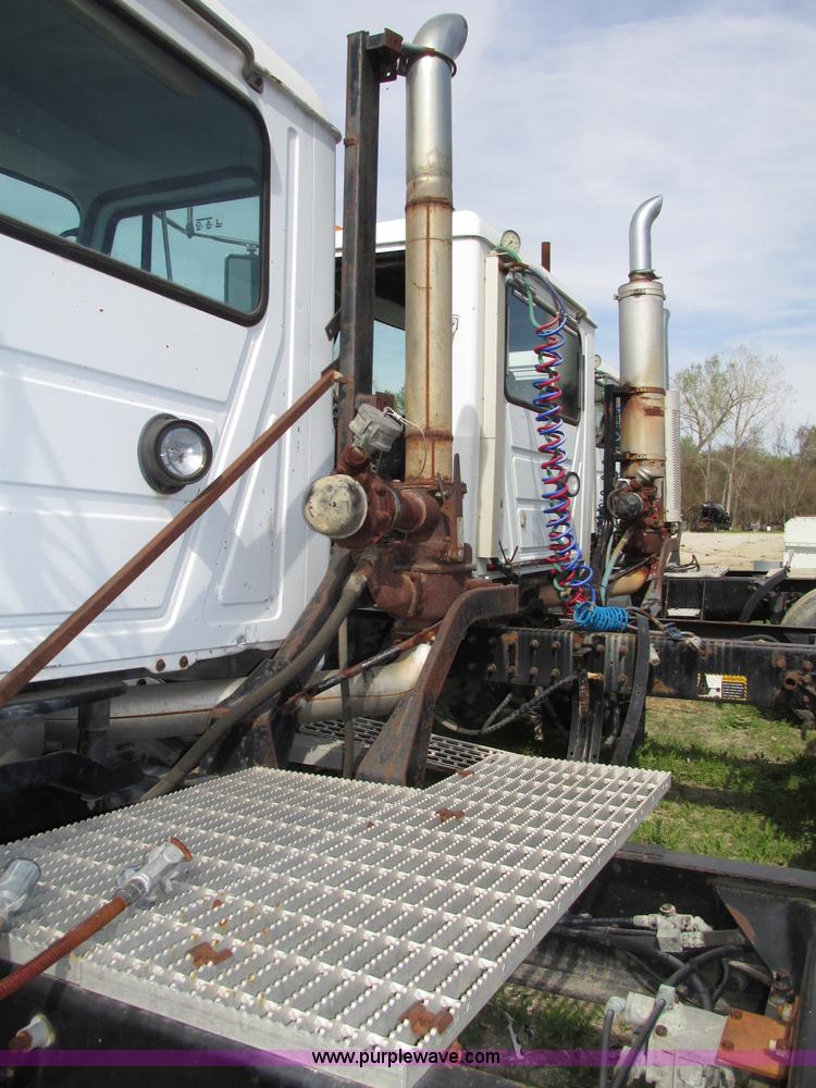 image for item F7370 2001 Mack CH613 semi truck