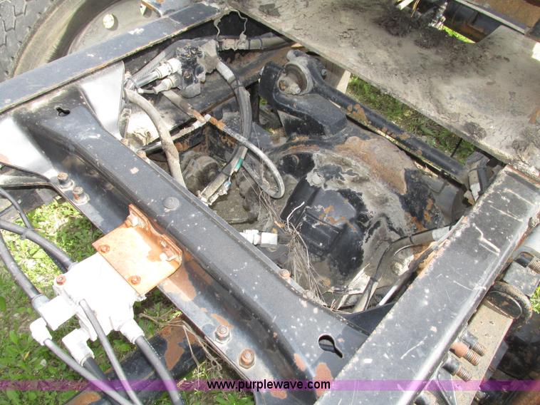 image for item F7370 2001 Mack CH613 semi truck