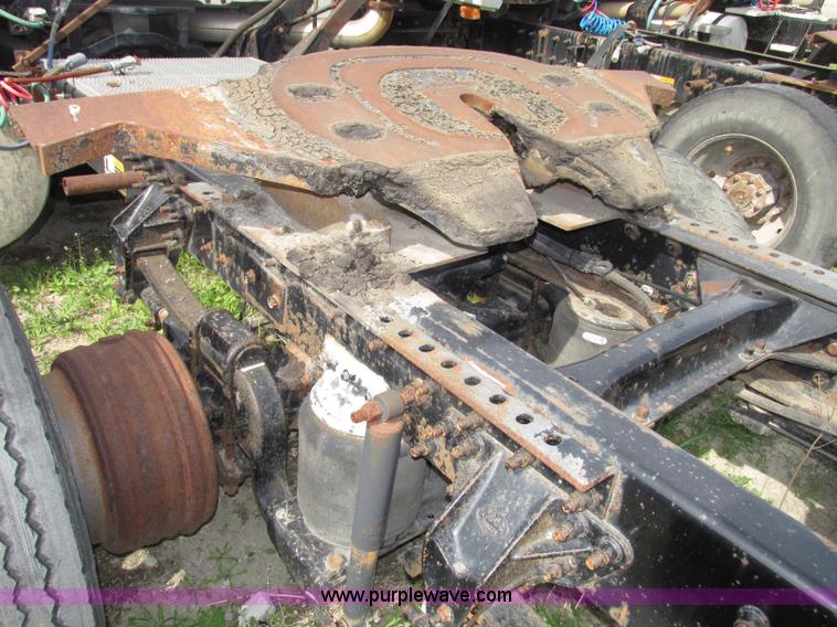 image for item F7370 2001 Mack CH613 semi truck