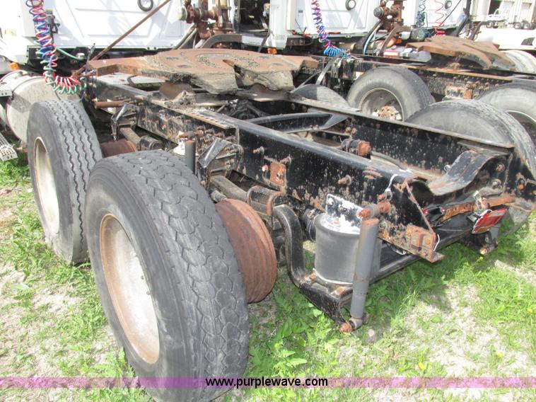 image for item F7370 2001 Mack CH613 semi truck