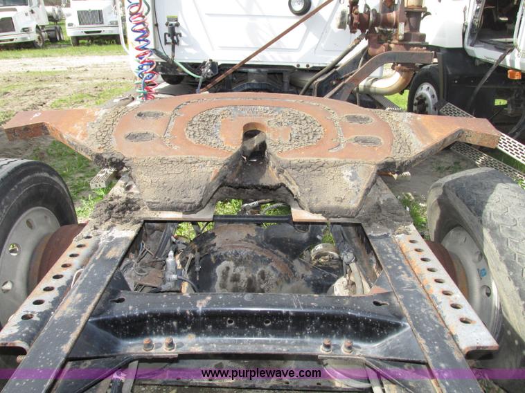 image for item F7370 2001 Mack CH613 semi truck