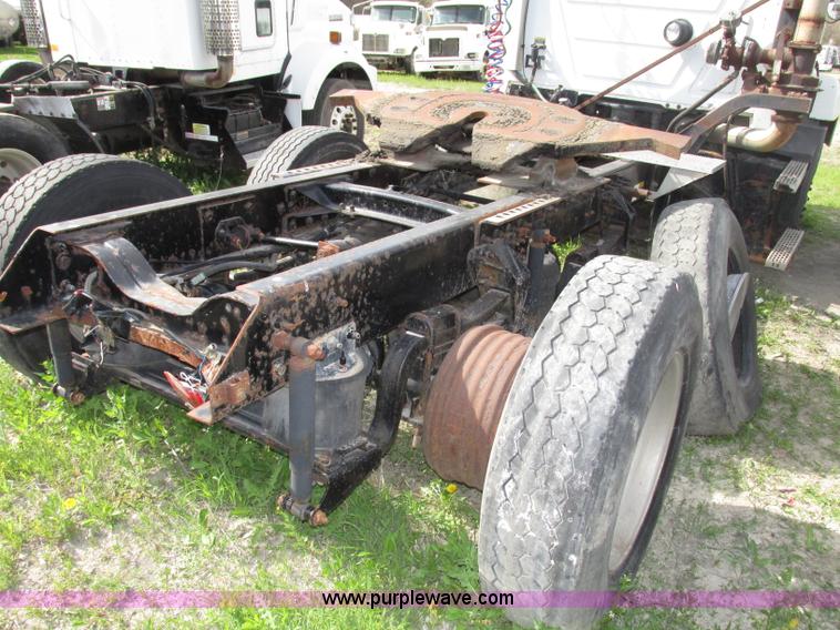 image for item F7370 2001 Mack CH613 semi truck