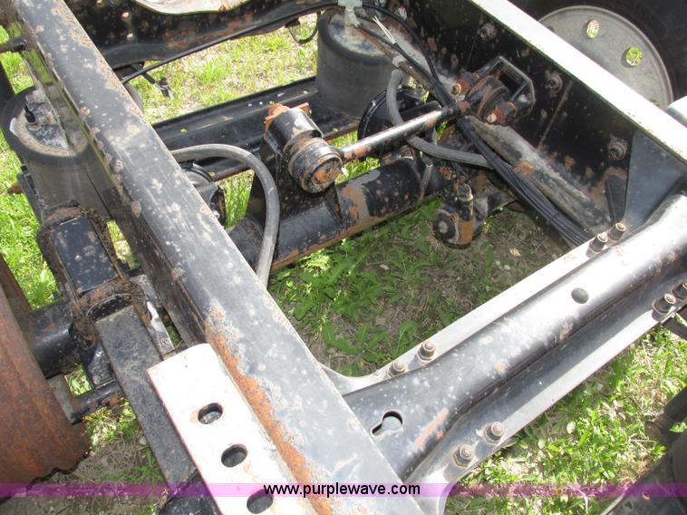 image for item F7370 2001 Mack CH613 semi truck