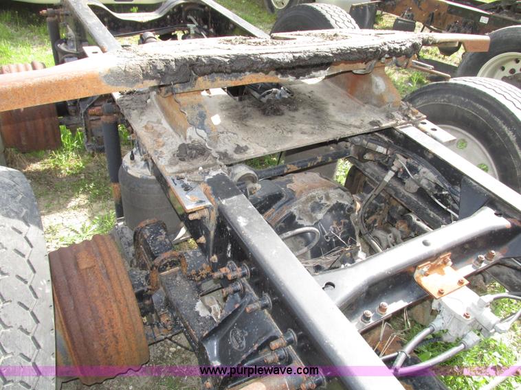 image for item F7370 2001 Mack CH613 semi truck