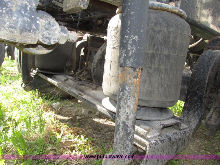 image for item F7370 2001 Mack CH613 semi truck