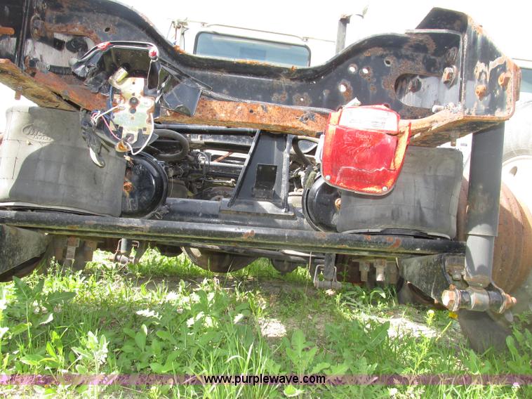 image for item F7370 2001 Mack CH613 semi truck