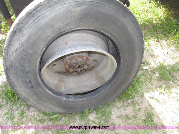 image for item F7370 2001 Mack CH613 semi truck