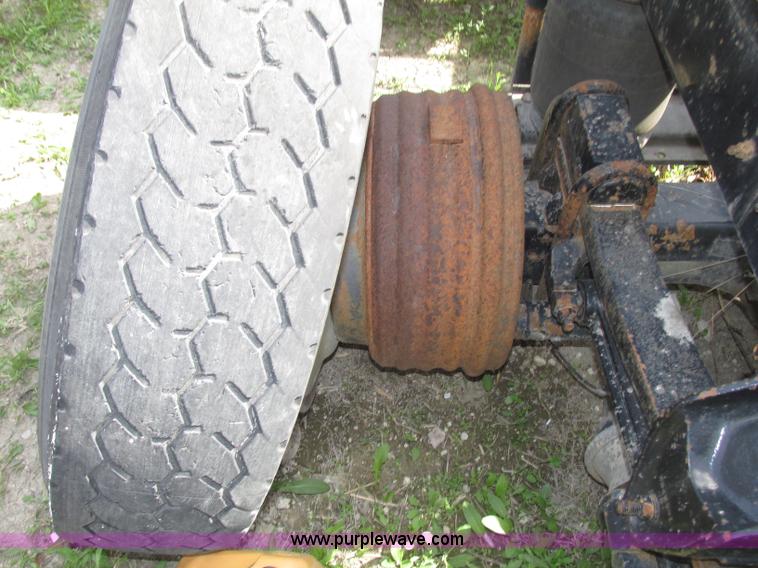 image for item F7370 2001 Mack CH613 semi truck