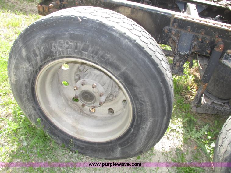 image for item F7370 2001 Mack CH613 semi truck