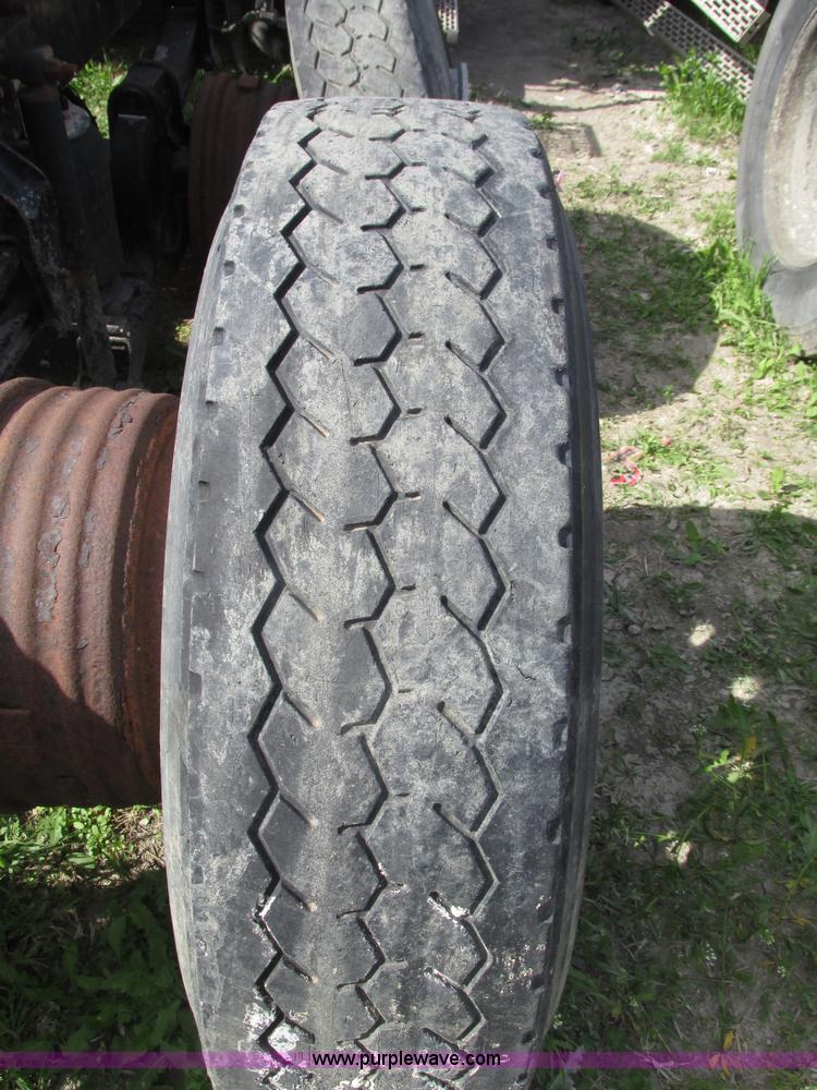 image for item F7370 2001 Mack CH613 semi truck