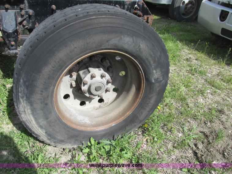 image for item F7370 2001 Mack CH613 semi truck