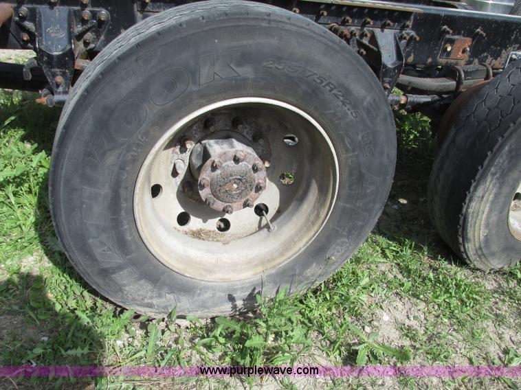 image for item F7370 2001 Mack CH613 semi truck