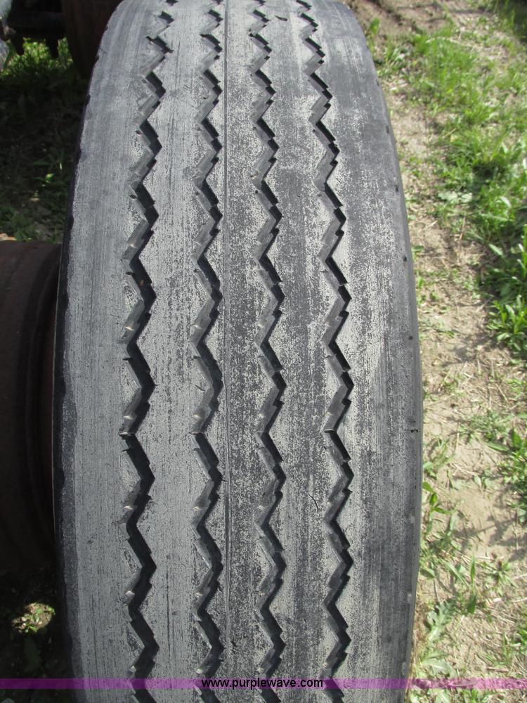 image for item F7370 2001 Mack CH613 semi truck