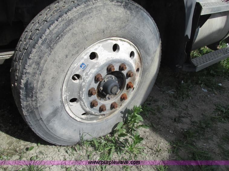 image for item F7370 2001 Mack CH613 semi truck