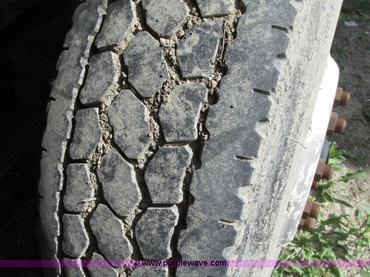 image for item F7370 2001 Mack CH613 semi truck