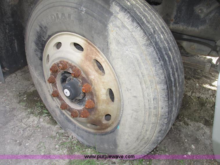 image for item F7370 2001 Mack CH613 semi truck